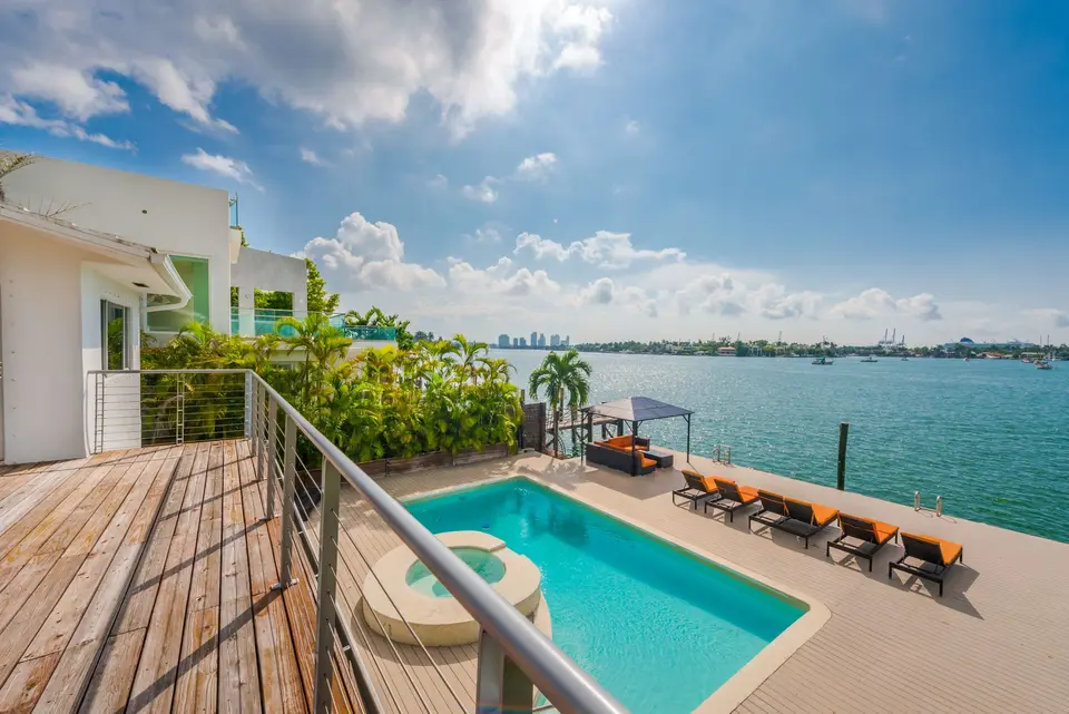Contemporary Chic Waterfront, photo 2