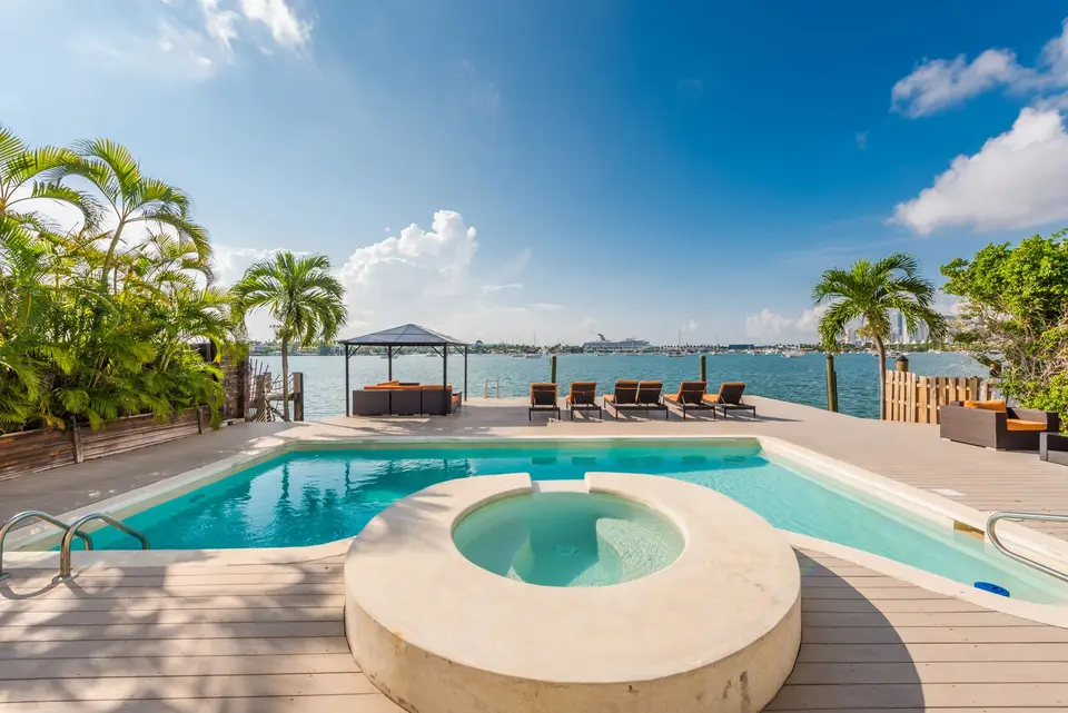 Contemporary Chic Waterfront, photo 3