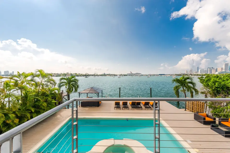 Contemporary Chic Waterfront — villa rental in Miami